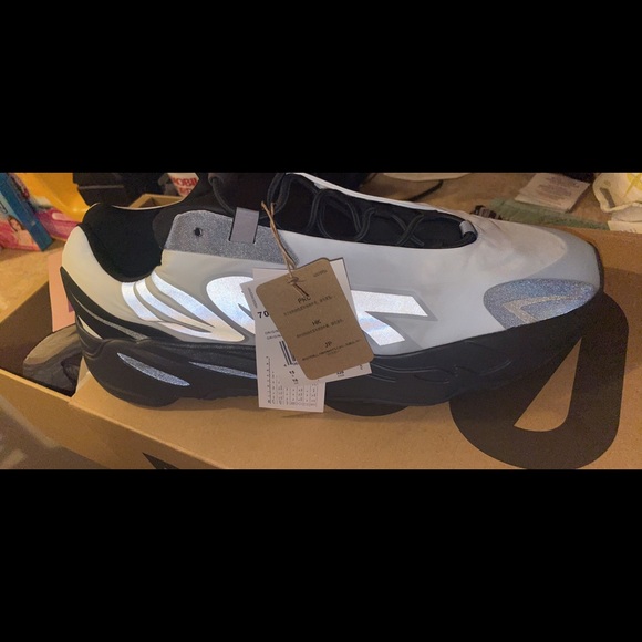 Brand new shoes Yeezy700 never been worn